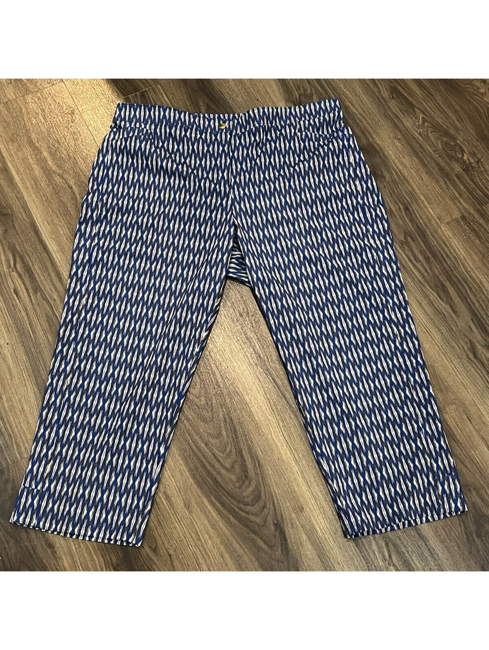 Chico's size 3 (16-18)  Travelers Printed Crop Pants Blue Multi NWT Pockets